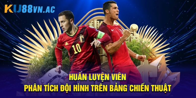 Huấn luyện viên phân tích đội hình trên bảng chiến thuật.